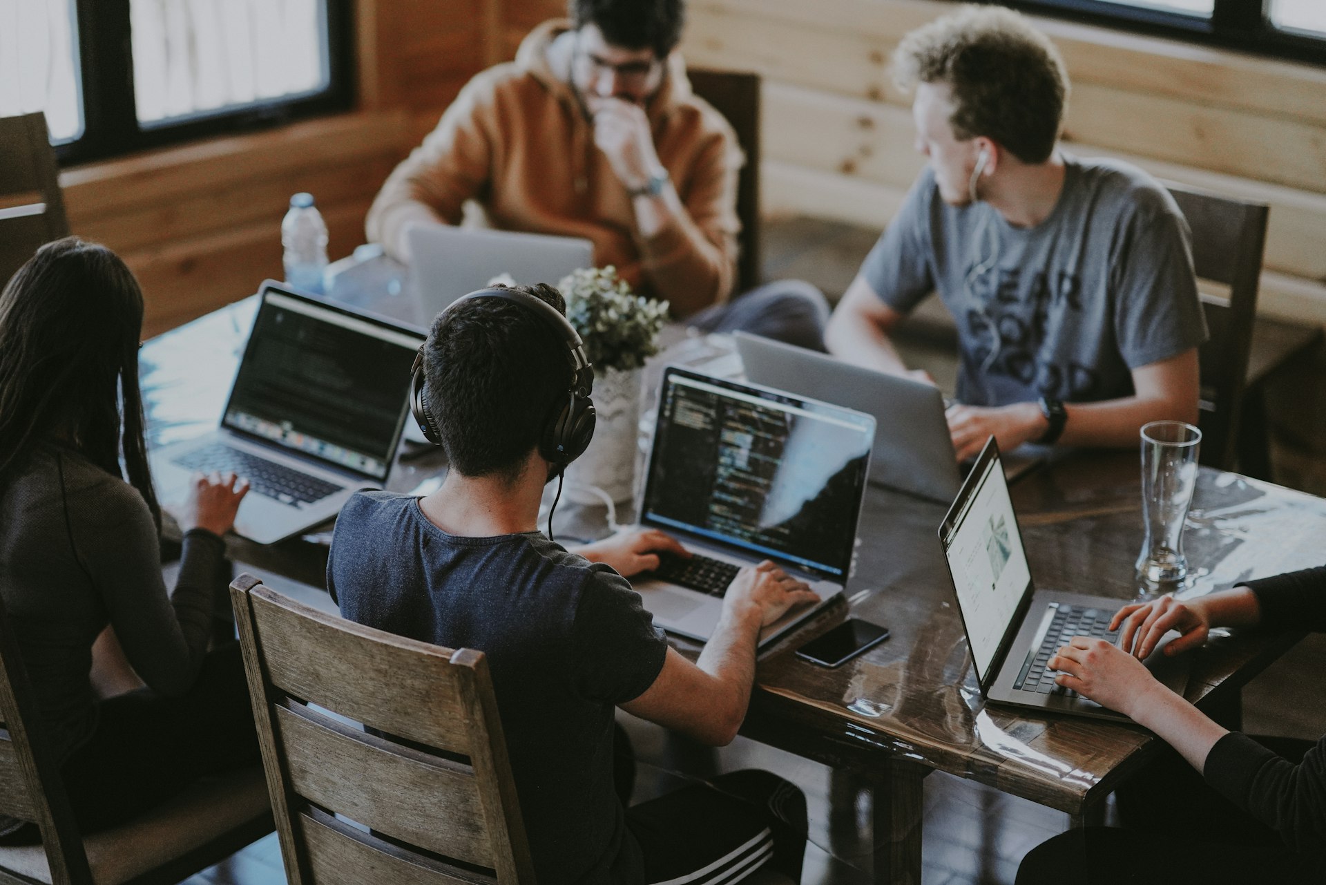 Equipo de desarrollo trabajando